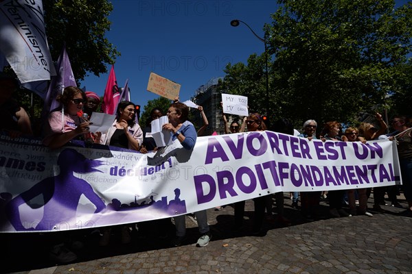 Big mobilisation to maintain the right to abortion in France, several deputies (D.Simmonet/S.Rousseau/F.Roussel) came to support the feminists' cause.