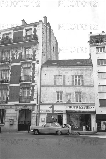 PARIS STREET PHOTOGRAPHY - MAN LOADING HIS CAR FOR THE SUMMER HOLIDAY- PARIS PEOPLE- PARIS SHOP-FRENCH VINTAGE- FRANCE -SILVER FILM© Frédéric BEAUMONT