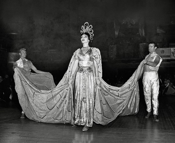Maria Callas as the Empress of Egypt in New York City, circa 1957.    File Reference # 31537_182THA