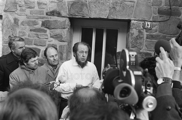 The Russian writer Alexander Solzhenitsyn has been expelled from Russia and is now staying in the house of Heinrich Böll Description: The writer speaks to the press Date: February 14, 1974 Location: Germany, Cologne Keywords: press, writers Personal name: Solzjenitsyn, Alexander