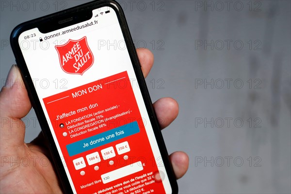 Online funding on  smartphone to support Salvation Army.  France.