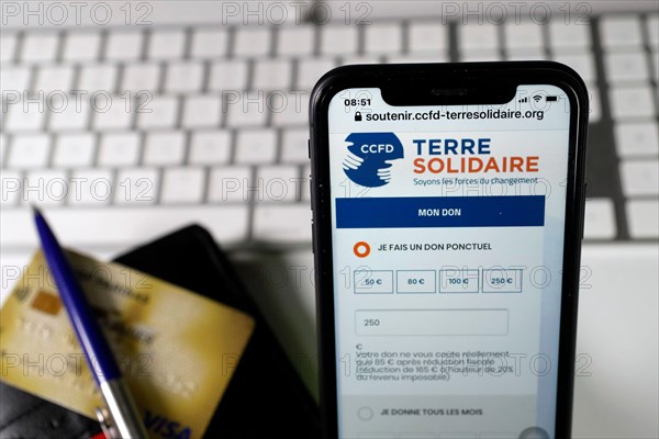 Online funding on smartphone to support  CCFD.  France.