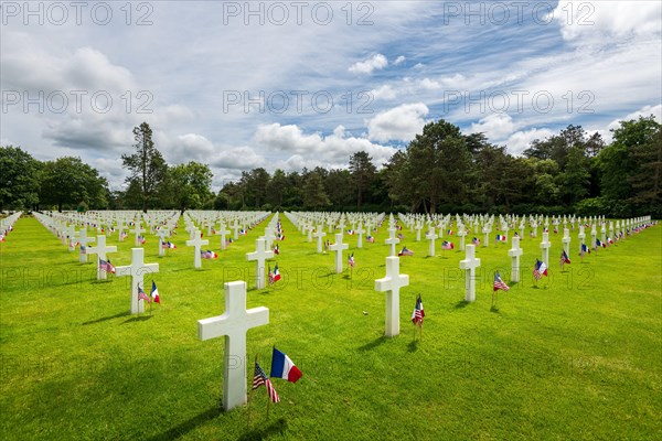 France, Calvados (14), Colleville-sur-Mer, premier cimetière militaire américain de la Seconde Guerre mondiale, croix en marbre blanc où reposent les
