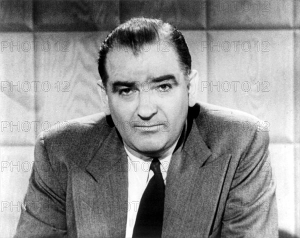 1954 , USA : Senator JOSEPH McCARTHY ( 1908 –  1957 ) was a Republican U.S. Senator from the state of Wisconsin between 1947 and 1957 . Beginning in 1950, McCarthy became the most visible public face of a period of extreme anti-communist suspicion inspired by the tensions of the Cold War. He was noted for making unsubstantiated claims that there were large numbers of Communists and Soviet spies and sympathizers inside the federal government. - McCarthyism - Senatore - MACCARTISMO - USA - ritratto - portrait - cravatta - tie - collar - colletto  - UNITED STATES  - STATI UNITI  - GUERRA FREDDA