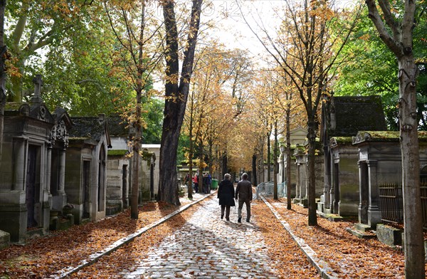 Père Lachaise Cemetery, tourists visiting the Pere Lachaise Cemetery, Cimetière du Père-Lachaise, Paris, France