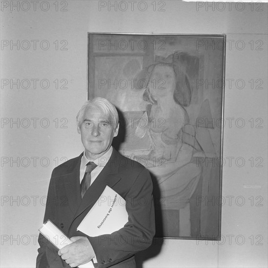 Award of the Language Prize 1968 to Willem de Kooning  Willem de Kooning poses for one of his paintings Date: 19 september 1968 Location: Amsterdam, Noord-Holland Keywords: portraits, paintings, painters Personal name: Kooning, Willem de