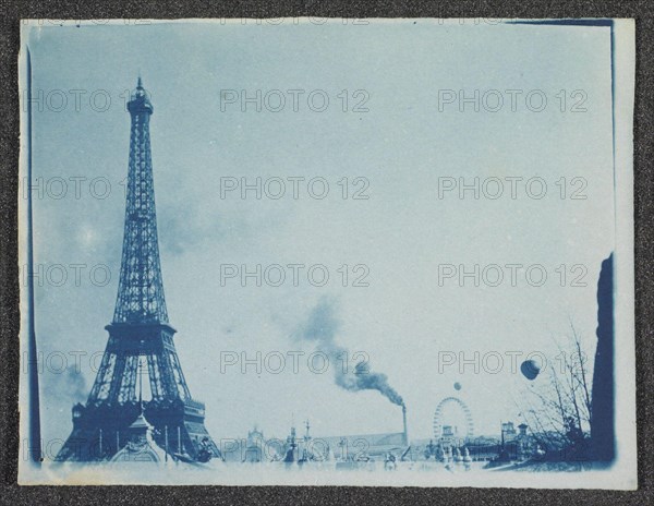 Gezicht op terrein van de Exposition Universelle met Tour Eiffel, Parijs 1900 View the site of the Exposition Universelle with smoking chimney, big wheel, airships and Tour Eiffel, 1900. Manufacturer : photographer: anonymous place manufacture: Paris Date: approx 1900 Physical features: cyanotypie Material: paper Technique: cyanotypie Dimensions: h 89 mm × W 117 mm Subject: world fair, world exhibition world exhibition 1900 (Paris) Where: Paris Eiffel Tower