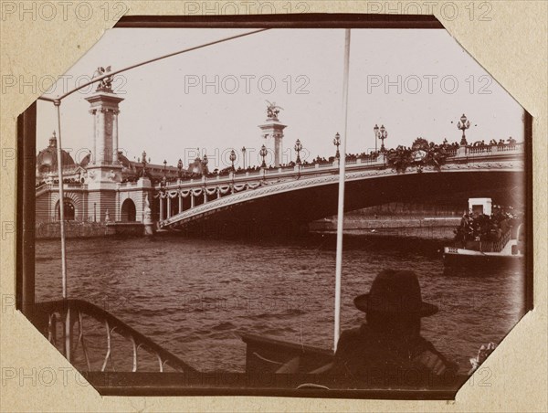 Album of the 1900 World Expo Pont Alexandre [sic] Anonyme. Album de l'exposition universelle de 1900. Pont Alexandre [sic. 1900. Musée des Beaux-Arts de la Ville de Paris, Petit Palais.