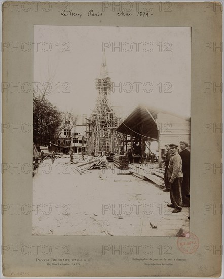 Old Paris in May 1899. Construction of Old Paris for the Universal Exhibition of 1900, Paris Construction du Vieux Paris pour l'Exposition universelle de 1900. Paris, mai 1899. Photographie d'Albert Brichaut. Tirage au gélatino-chlorure d'argent, 1899. Paris, musée Carnavalet.