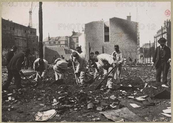 SEARCH in the rubble of FIRE THE BAZAAR OF CHARITY 23 RUE JEAN GOUJON, 8TH DISTRICT. Recherche dans les décombres de l'incendie du bazar de la Charité, 23, rue Jean-Goujon, Paris (VIIIème arr.). 1897. Photographie anonyme. Paris, musée Carnavalet.