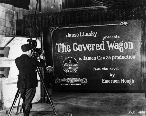 Filming the Title Card for J. WARREN KERRIGAN and LOIS WILSON in THE COVERED WAGON 1923 director JAMES CRUZE novel Emerson Hough Silent movie producer Jesse L. Lasky Paramount Pictures