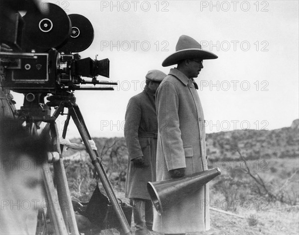 Director KING VIDOR with megaphone and film crew with 35mm and 70mm movie cameras filming BILLY THE KID 1930 book Walter Noble Burns dialogue Laurence Stallings technical advisor William S. Hart Metro Goldwyn Mayer
