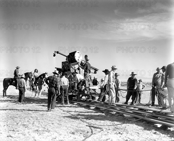 Movie Crew filming GREGORY PECK and JENNIFER JONES on horseback on set location candid during production of DUEL IN THE SUN 1946 directors KING VIDOR OTTO BROWER WILLIAM DIETERLE SIDNEY FRANKLIN WILLIAM CAMERON MENZIES DAVID O. SELZNICK and JOSEF von STERNBERG novel Niven Busch screenplay David O. Selznick costume design Walter Plunkett Selznick International Pictures / Vanguard Films / Selznick Releasing Organization