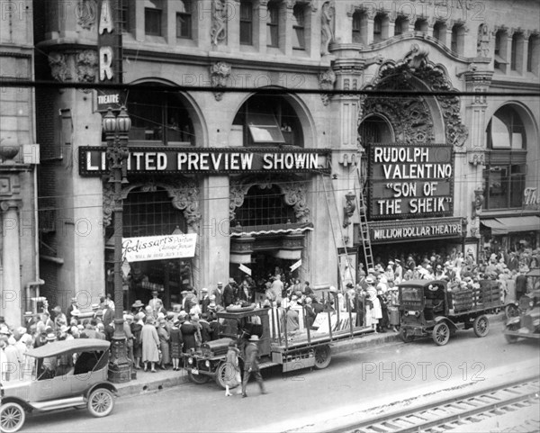 Limited Preview Showing at the Million Dollar Theatre in Los Angeles of RUDOLPH VALENTINO and VILMA BANKY in THE SON OF THE SHEIK 1926 director GEORGE FITZMAURICE based on the novel by Edith Maude Hull Silent movie  Feature Productions / United Artists