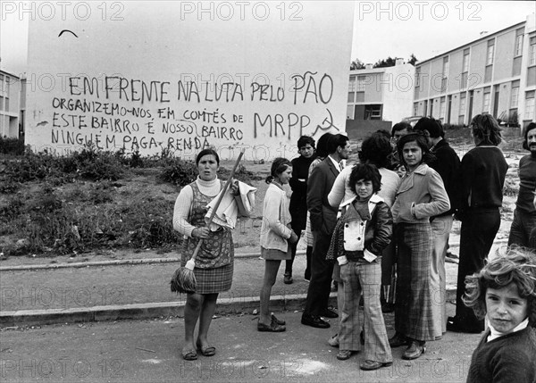 After the socialist military coup, the so-called Carnation Revolution in Portuga. On the wall behind the occupiers someone has written “At the forefront of the fight for bread, we form committees of MRPP. This neighborhood is our neighborhood. Nobody pays rent ”. Belief in the Communists and General Spinola is unwavering.  Lisbon, Portugal, May 05, 1974. Photo: Sven-Erik Sjoberg / DN / TT / Code: 53