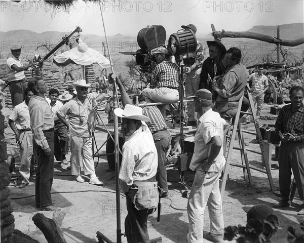JOSEPH COTTEN Director ROBERT ALDRICH KIRK DOUGLAS and ROCK HUDSON on set location candid in Mexico with Movie Crew during filming of THE LAST SUNSET 1961 director ROBERT ALDRICH novel Howard Rigsby screenplay Dalton Trumbo executive producer Kirk Douglas Brynaprod / Universal pictures