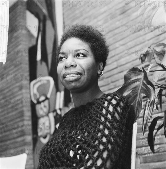 Portrait of American singer Nina Simone to appear on television at Christmas, December 14, 1965, portraits, singers, The Netherlands, 20th century press agency photo, news to remember, documentary, historic photography 1945-1990, visual stories, human history of the Twentieth Century, capturing moments in time