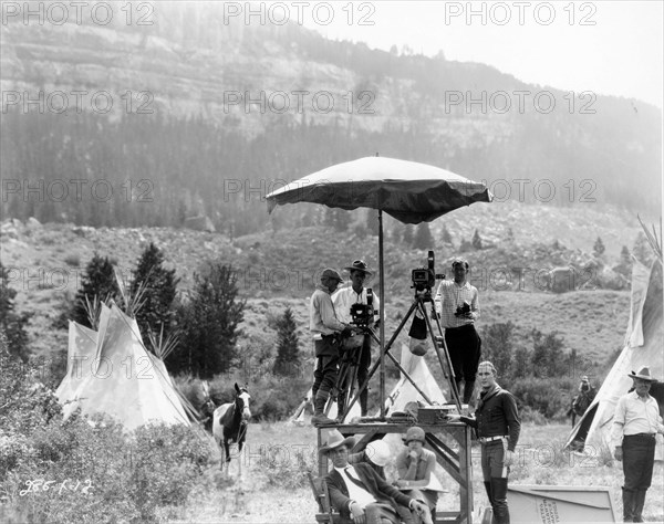 Director W.S. VAN DYKE (seated) Cinematographer CLYDE DE VINNA with Camera Crew and TIM McCOY on set location candid in Wyoming during filming of WAR PAINT 1926 director W.S. VAN DYKE Metro Goldwyn Mayer
