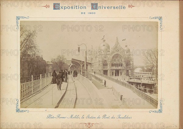 Moving treadmills at the Du Pont des Invalides station in Paris; Plate-forme Mobile, La Station du Pont des Invalides. Part of photo album with recordings of the 1900 world exhibition in Paris.