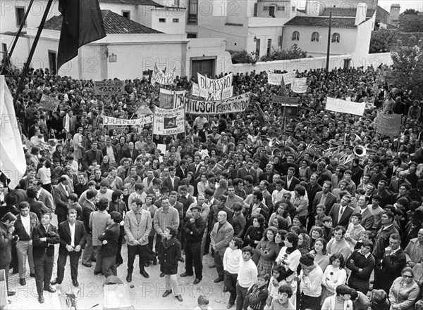 Lisbon 1974-05-08
People have gathered in Lisbon, May 08, 1974, carrying posters and flags after a socialist military coup, the so-called Carnation Revolution in Portugal.
Photo: Sven-Erik Sjoberg / DN / TT / Code: 53