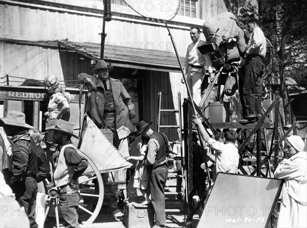 JOAN BENNETT as Salomy Jane EUGENE PALLETTE and Director RAOUL WALSH on set candid with Movie / Camera Crew during filming of WILD GIRL 1932 director RAOUL WALSH story Salome Jane's Kiss by Bret Harte cinematography Norbert Brodine costume design Earl Luick Fox Film Corporation
