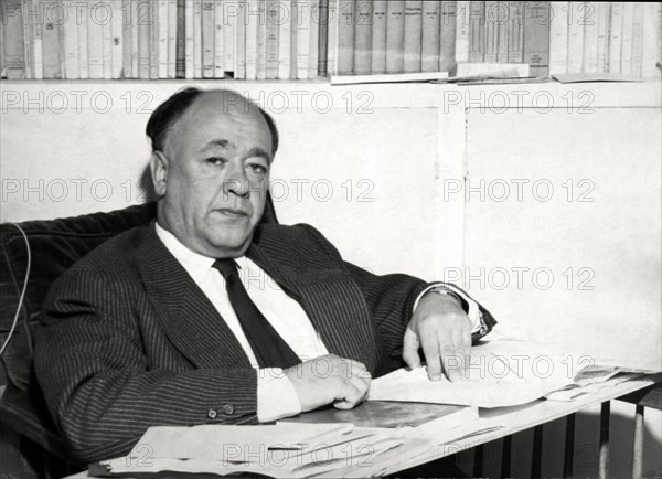 1965 ca :The most celebrated french  theatre dramatist  EUGENE IONESCO ( 1909 - 1994 ). was a Romanian and French playwright and dramatist, one of the foremost playwrights of the Theatre of the Absurd. Beyond ridiculing the most banal situations, Ionesco's plays depict in a tangible way the solitude and insignificance of human existence. - TEATRO DELL' ASSURDO - portrait - ritratto  - DRAMMATURGO - PLAYWRITER - AVANGUARDIA - AVANTGARDE  - TEATRO - THEATRE - THEATER - cravatta - tie  --- NOT FOR PUBBLICITARY USE --- NON PER USO PUBBLICITARIO --- NOT FOR GADGETS USE -------  Archivio GBB