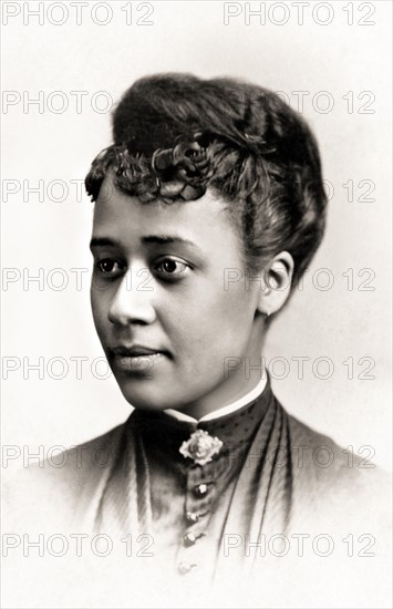 1902 ca , Oberlin , OHIO , USA : The American ANNA JULIA HAYWOOD COOPER ( 1858 - 1964 ), journalist , educator , sociologist and early activist of Black Liberation Civil Rights Movement . Was one of the most prominent African-American scholars in United States history . Photo by H.M. Platt , Oberlin , Ohio .- Movimento diritti civili - Gente di Colore - AFRO-AMERICANI - Afro Americani - DONNA GIORNALISTA - giornalismo - JOURNALISM - WOMAN WRITER - SCRITTRICE - SCRITTORE - PROGRESSISTA - Progressist - suffrage - suffraggism - MOVIMENTO FEMMINISTA - FEMMINISMO - FEMINISM - SUFFRAGIO UNIVERSALE -