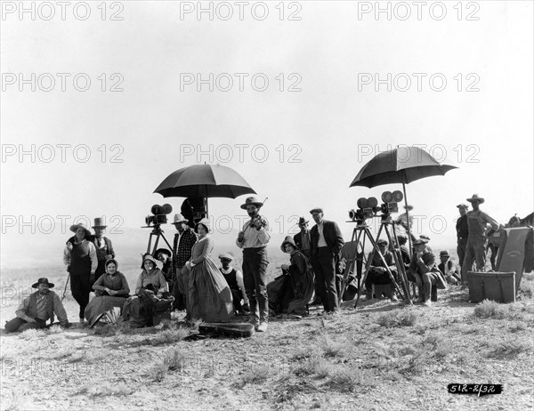 ALAN HALE (3rd from left) Director JAMES CRUZE (in checked jacket near left camera) TULLY MARSHALL (in front of 2 cameras at right) and other Cast Members and Movie Crew (including mood music violinist) on set location candid in Utah in 1922 during filming of THE COVERED WAGON 1923 director JAMES CRUZE novel Emerson Hough costume design Howard Greer producer Jesse L. Lasky Paramount Pictures