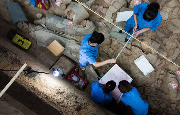 Bildnummer: 60181241  Datum: 18.07.2013  Copyright: imago/XinhuaXI AN, July 18, 2013 -- Archeological workers make a sketch map at the No. 1 Pit of the Emperor Qinshihuang s Mausoleum Site Museum in Xi an, capital of northwest China s Shaanxi Province, July 18, 2013. The 2,200-year-old mausoleum was discovered in Lintong District, 35 km east of Xi an, in 1974 by peasants who were digging a well. The Chinese terracotta army buried around the mausoleum was one of the greatest archeological finds of modern times. (Xinhua/Bi Xiaoyang) (wqq) CHINA-SHAANXI-TERRACOTTA WARRIOR-REPAIR WORK (CN) PUBLIC