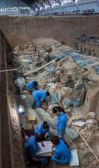 Bildnummer: 60181239  Datum: 18.07.2013  Copyright: imago/XinhuaXI AN, July 18, 2013 -- Archeological workers make a sketch map at the No.1 Pit of the Emperor Qinshihuang s Mausoleum Site Museum in Xi an, capital of northwest China s Shaanxi Province, July 18, 2013. The 2,200-year-old mausoleum was discovered in Lintong District, 35 km east of Xi an, in 1974 by peasants who were digging a well. The Chinese terracotta army buried around the mausoleum was one of the greatest archeological finds of modern times. (Xinhua/Xue Yanwen) (wqq) CHINA-SHAANXI-TERRACOTTA WARRIOR-REPAIR WORK (CN) PUBLICAT