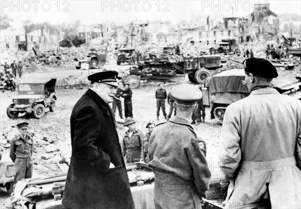 5528742 (900324) Winston CHURCHILL , britischer Politiker , Premierminister , mit Zigarre , bei einem Truppenbesuch in Caen im