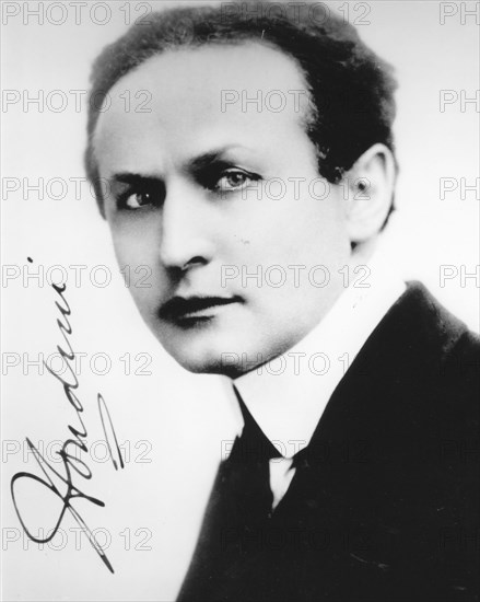 HARRY HOUDINI (1874-1926) Hungarian-American escapologist