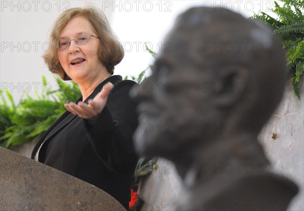 US biologist Elisabeth H. Blackburn from San Francisco stands next to a bust of Paul Ehrlich and talks during the award ceremony of the Paul Ehrlich and Ludwig Darmstaedter Prize 2009 at Paulskirche in Frankfurt Main, Germany, 14 March 2009. Together with Carol Greider from Baltimore, she was awarded with one of the most important German science prizes, endowed with 100,000 euro. P