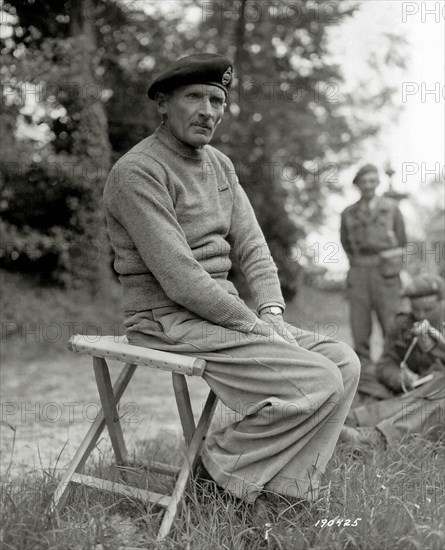 Le Général britannique B. Montgomery lors de la 1ère conférence de presse depuis le début de la bataille de Normandie, le 15 juin 1944.