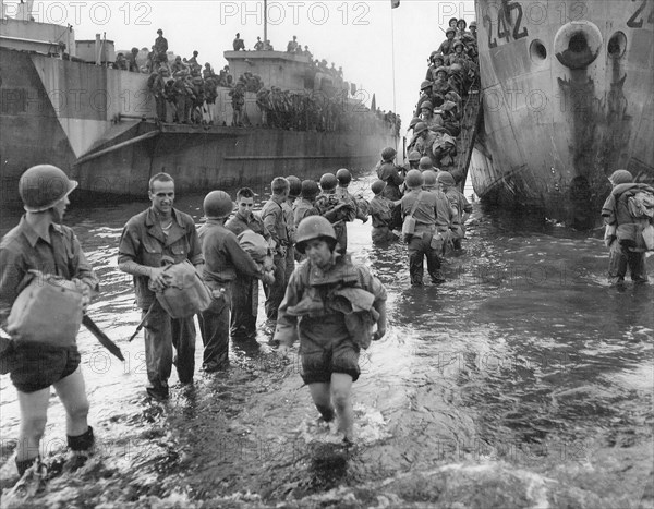 American army nurses come ashore on the Normandy beachead. France 1944