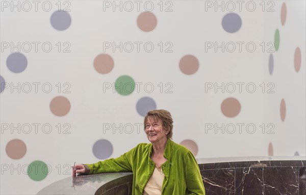 National Gallery, London, UK. 16 January, 2019. “Messengers”, a new large-scale permanent work by Bridget Riley (pictured), is unveiled by the artist at the National Gallery. The wall painting by the British abstract artist spans 10 x 20 metres. A combination of coloured discs, Messengers is painted directly onto the surface of the Gallery’s Annenberg Court. Credit: Malcolm Park/Alamy Live News.