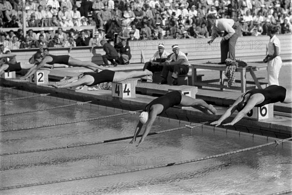 Summer Olympics 1936 - Germany, Third Reich - Olympic Games, Summer Olympics 1936 in Berlin. Women swimming competition at the swimming stadium. Jump into the pool, Image date August 1936. Photo Erich Andres