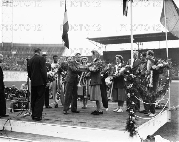 International athletics competition at the Olympic Stadium. Huldiging Fanny Blankers-Koen Date: 13 August 1948 Location: Amsterdam, Noord-Holland Keywords: athletics, athletics, honors, sports Personal name: Blankers-Koen, Fanny