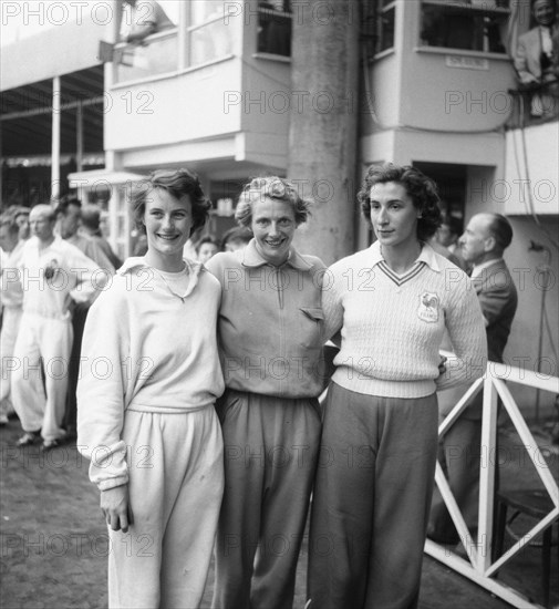 European Athletics Championships in Brussels; Fanny Blankers-Koen (center) flanked by Maureen Dyson-Gardner (left) and Micheline Ostermeyer (right) Date: 27 August 1950 Location: Brussels Keywords: athletics Personal name: Blankers-Koen, Fanny, Dyson-Gardner, Maureen, Ostermeyer, Micheline
