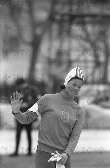 Winter Olympics in Grenoble. Ans Schut rides after her ride on the 3000 meters, in which she set an Olympic record. Date: February 12, 1968 Location: Grenoble Keywords: skating, sports Person name: Schut, Ans Institution name: Winter Olympic Games
