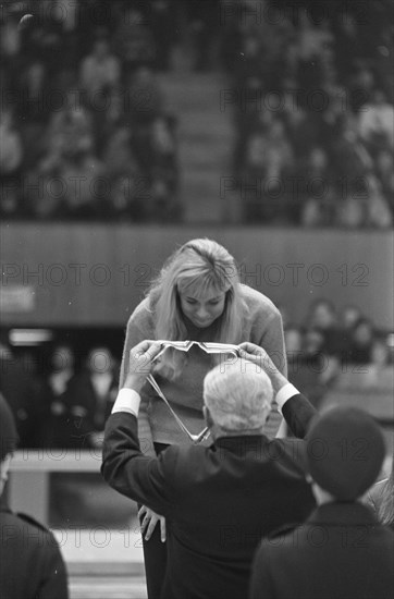 Winter Olympics in Grenoble. Honour of Carry Geijssen, winner of the gold medal in skating for women over 1000 meters. Date: 11 February 1968 Location: Grenoble Keywords: skating, sport Person name: Geijssen Carry Institution name: Winter Olympic Games