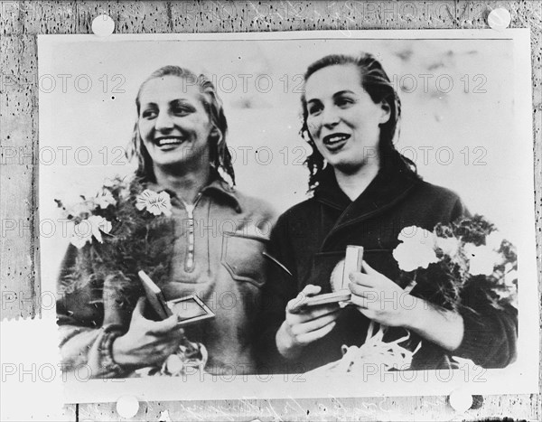 Hannie Termeulen (left), silver on the 100 m freestyle at the 1952 Olympics), right Katalin Szöke (Hungary), winner. Date: July 28, 1952 Keywords: winners, swimming Person name: Hannie Termeulen, Katalin Szöke Institution name: Olympic Games