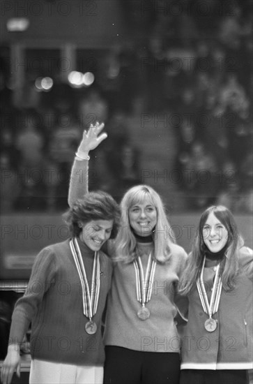 Winter Olympics in Grenoble  The honorary stage for the medalists in skating for women over 1000 meters. From left to right Lyudmila Titova (USSR, second), Carry Geijssen (Netherlands, first) and Dianne Holum (United States, third) Date: 11 February 1968 Location: Grenoble, Switzerland Keywords: Olympics, skating, sports Person name: Geijssen, Carry, Holum, Dianne, Titova, Lyudmila Institution name: Winter Olympic Games