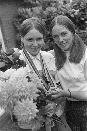 Revanches World Cycling Championships in the Olympic Stadium  Honour of Keetie Hage as world champion on the road (ladies). Next to her stands Bella Hage Annotation: marginals negative strip 14 and 15 Date: 2 September 1968 Location: Amsterdam, Noord-Holland Keywords: group portraits, honors, cycling Personal name: Hage, Bella, Hage, Keetie