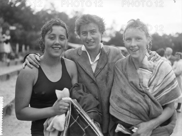 Olympic selection trials for Rome to Birkhoven v.l.n.r. John Koster, W. van Breukelen, C. Schimmel Date: July 3, 1960 Location: Birkhoven Keywords: games, swimming Person Name: Breukelen, W. van, Koster, John, Mold, Corrie