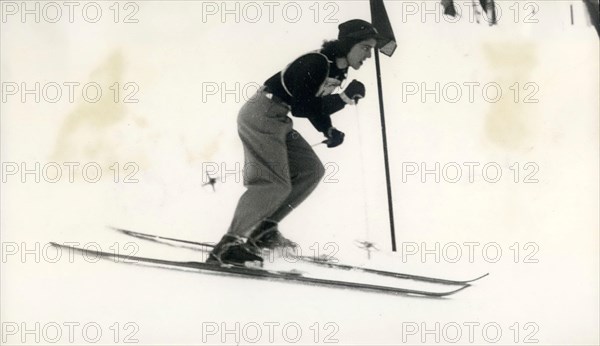 Feb. 5, 1948 - Suvretta, Switzerland - ISOBEL ROE (Great Britain) all out coming through the markers during the Slalom race for women at the Winter Olympic Games at St. Moritz. This was the first time women's alpine skiing slalom event was part of the Winter Olympics program. Roe finished in 23rd place. (Credit Image: © Keystone Press Agency/Keystone USA via ZUMAPRESS.com)