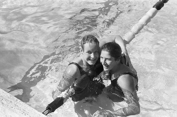 Olympic Games in Rome, Cocky Gastelaars with Dawn Fraser (left), August 28, 1960, sports, swimming, The Netherlands, 20th century press agency photo, news to remember, documentary, historic photography 1945-1990, visual stories, human history of the Twentieth Century, capturing moments in time