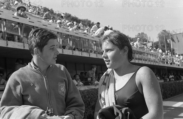 Olympic Games in Rome, swimmer Erica Terpstra (l) talking to Ilse Konrads (Australia), August 28 1960, sports, swimming, The Netherlands, 20th century press agency photo, news to remember, documentary, historic photography 1945-1990, visual stories, human history of the Twentieth Century, capturing moments in time