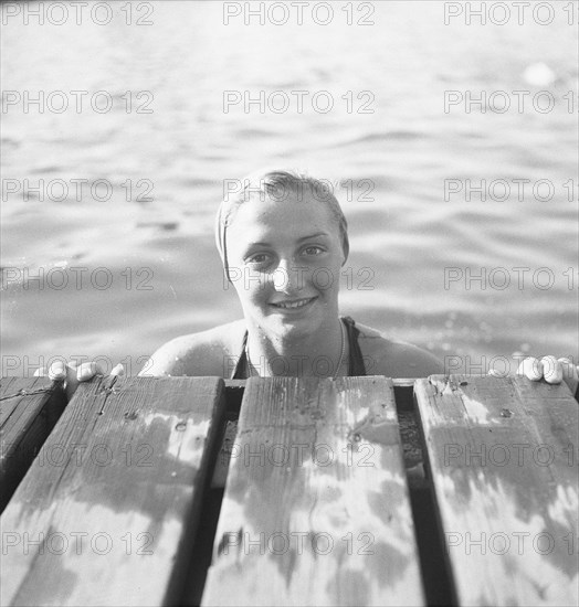 Swimmer Hanny Termeulen, participant at the Olympic Games 1948, July 27 1948, sports, swimming, The Netherlands, 20th century press agency photo, news to remember, documentary, historic photography 1945-1990, visual stories, human history of the Twentieth Century, capturing moments in time