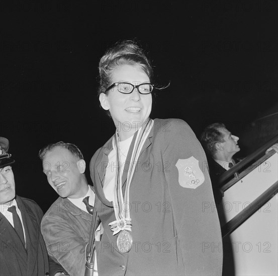 Arrival Olympic team at Schiphol, Van Weerdenburg, October 22, 1964, arrivals, teams, The Netherlands, 20th century press agency photo, news to remember, documentary, historic photography 1945-1990, visual stories, human history of the Twentieth Century, capturing moments in time